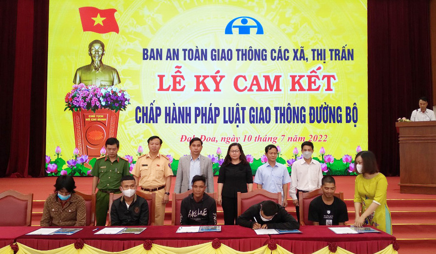 Thanh-thiếu niên các xã, thị trấn trên địa bàn huyện Đak Đoa ký cam kết chấp hành Luật Giao thông đường bộ. Ảnh: Lê Anh Thanh-thiếu niên các xã, thị trấn trên địa bàn huyện Đak Đoa ký cam kết chấp hành Luật Giao thông đường bộ. Ảnh: Lê Anh