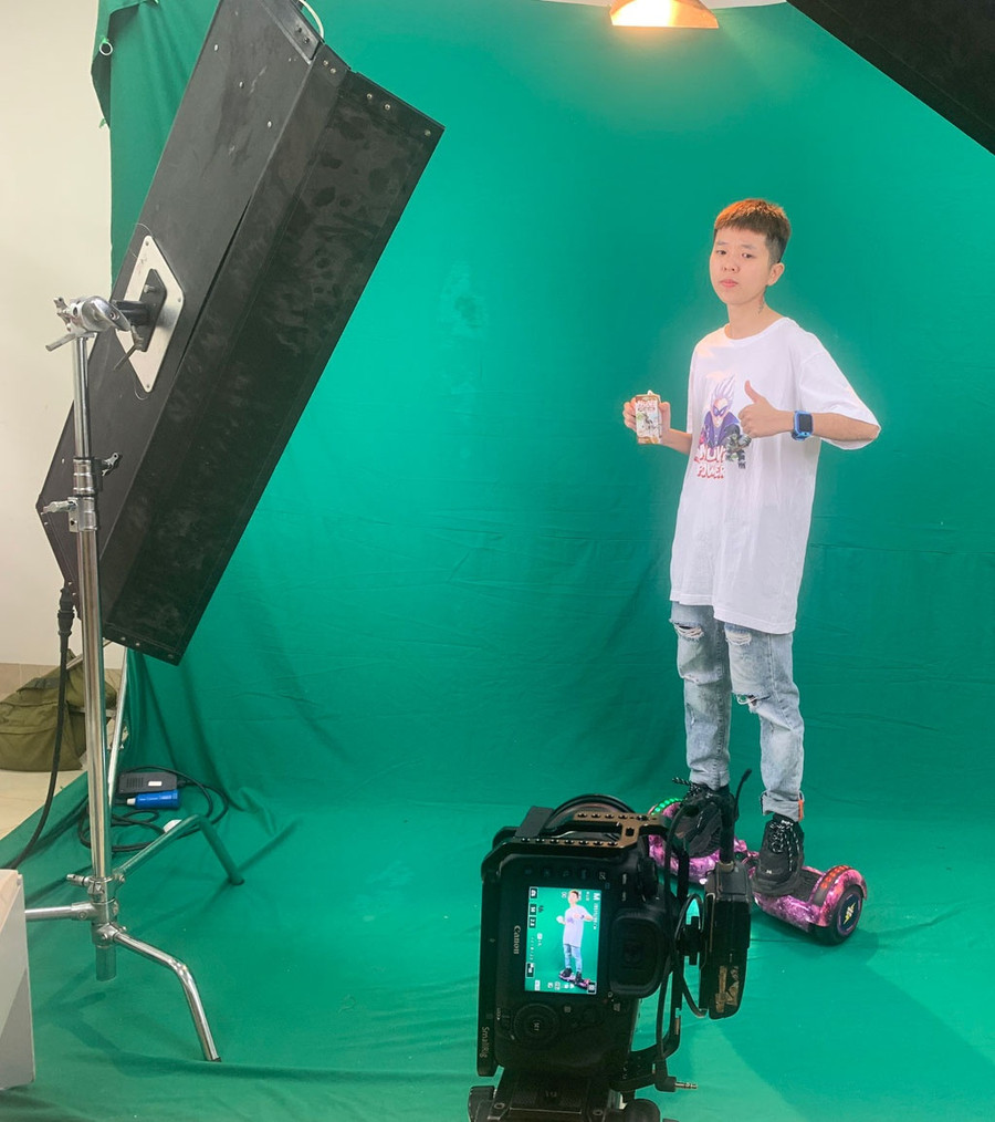 Bạn trẻ sản xuất nội dung YouTube cho trẻ em. Ảnh: NVCC Bạn trẻ sản xuất nội dung YouTube cho trẻ em. Ảnh: NVCC