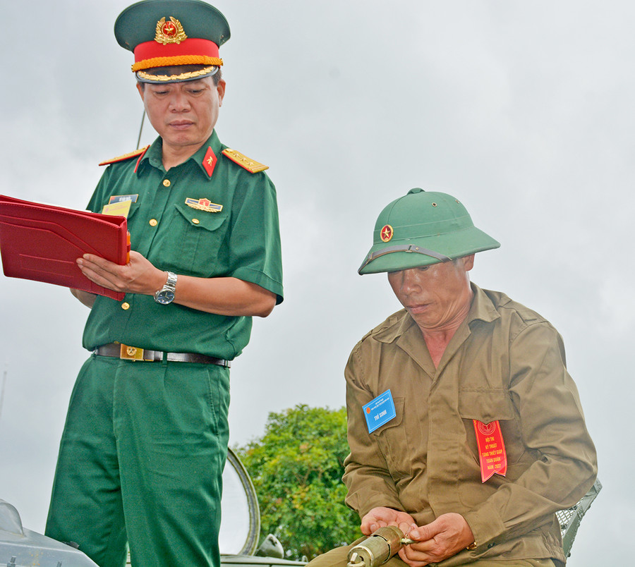 Trung đoàn Bộ binh Cơ giới 48, Sư đoàn 320 thực hành nội dung thi xe tăng thiết giáp tốt. Ảnh: Sơn Tùng Trung đoàn Bộ binh Cơ giới 48, Sư đoàn 320 thực hành nội dung thi xe tăng thiết giáp tốt. Ảnh: Sơn Tùng