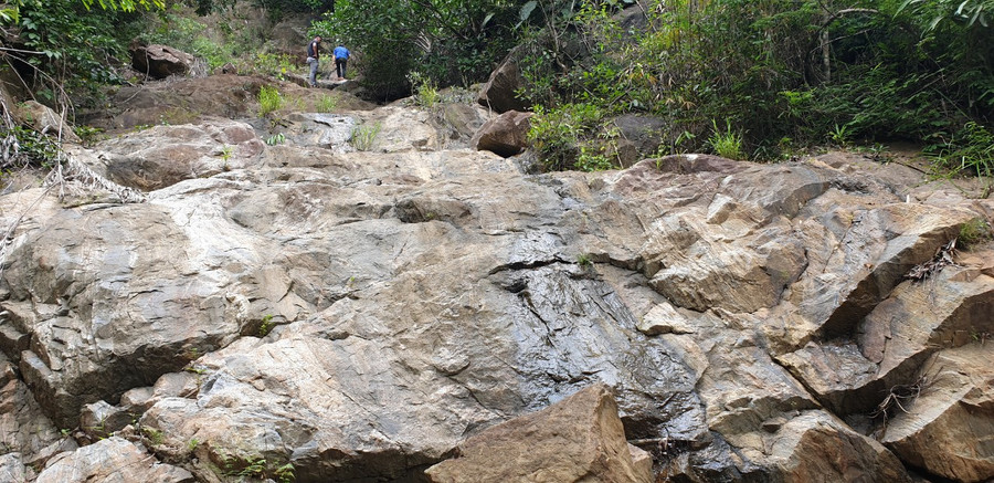 Những tảng đá cheo leo dốc thẳng đứng tại thác Đăk Sing. Ảnh: TT