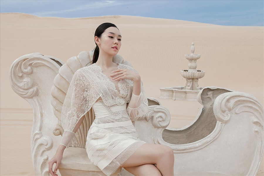 Những bộ đầm không tay, bồng bềnh, thả làn váy xuống gần mắt cá giúp Tường San thể hiện trọn vẹn vẻ nữ tính nhờ khoe khéo được bờ vai mảnh mai và đường cong cơ thể. Những bộ đầm không tay, bồng bềnh, thả làn váy xuống gần mắt cá giúp Tường San thể hiện trọn vẹn vẻ nữ tính nhờ khoe khéo được bờ vai mảnh mai và đường cong cơ thể.