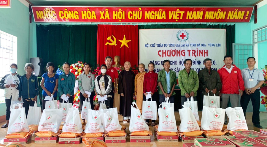 Tặng 350 suất quà cho học sinh và người nghèo xã Chư Krêy (huyện Kông Chro). Ảnh: Thúy Ngọ Tặng 350 suất quà cho học sinh và người nghèo xã Chư Krêy (huyện Kông Chro). Ảnh: Thúy Ngọ