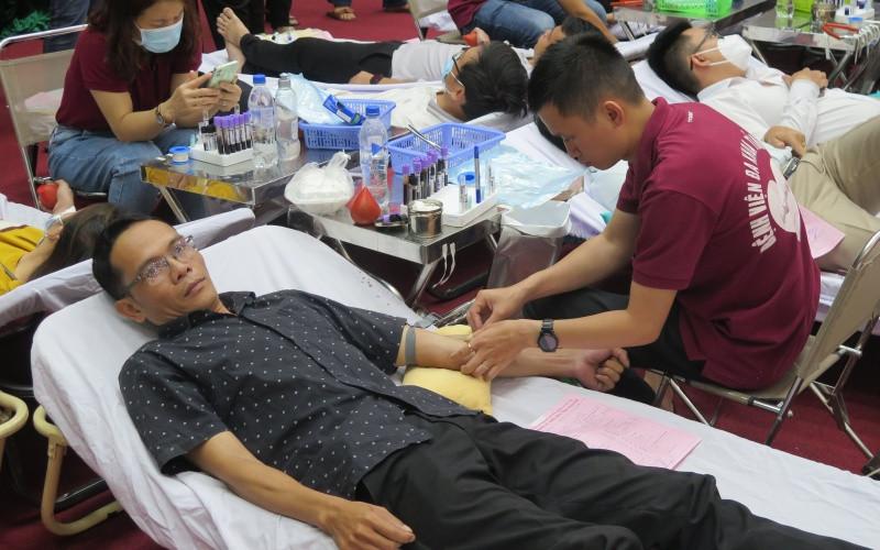 Đông đảo tầng lớp nhân dân trên địa bàn thành phố Kon Tum tham gia hiến máu tình nguyện. Đông đảo tầng lớp nhân dân trên địa bàn thành phố Kon Tum tham gia hiến máu tình nguyện.