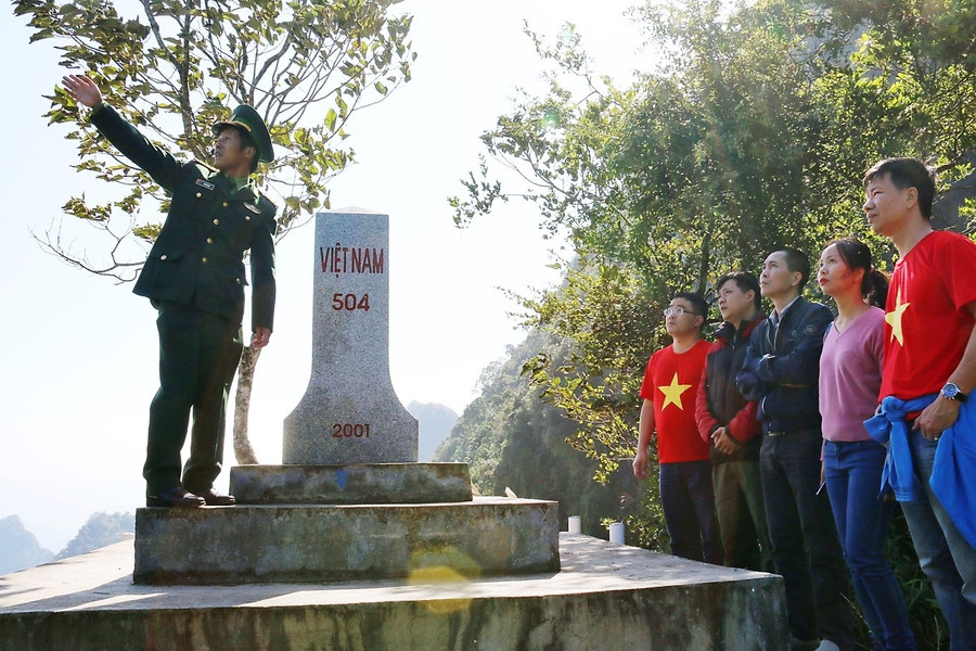 Cán bộ Đồn biên phòng Sơn Vĩ (Mèo Vạc, Hà Giang) giới thiệu về mốc 504, tuyến biên giới Việt Nam - Trung Quốc. Ảnh: Mai Thanh Hải