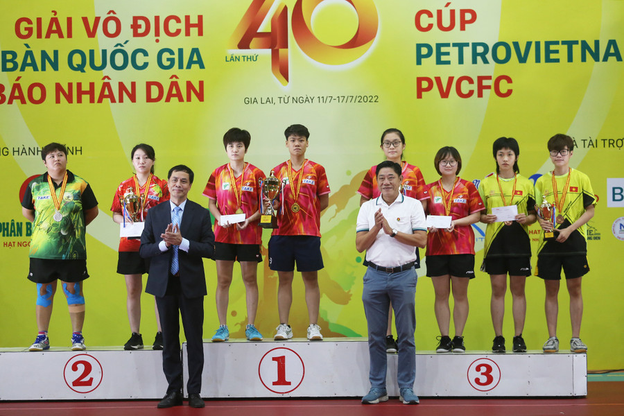 Cặp tay vợt của TP. Hồ Chí Minh (bục số 1) đã giành huy chương vàng nội dung đôi nữ. Ảnh: Văn Ngọc