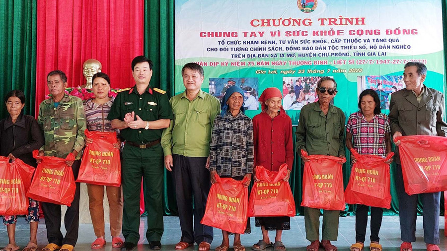 Tặng quà cho các gia đình có hoàn cảnh khó khăn. Ảnh: Vĩnh Hoàng