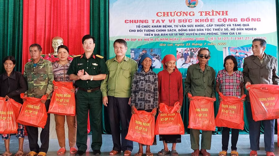 Tặng quà cho các gia đình có hoàn cảnh khó khăn. Ảnh: Vĩnh Hoàng