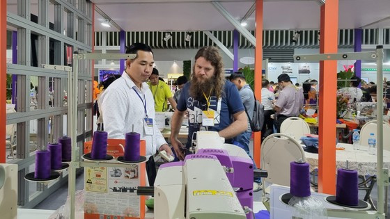 Nhiều doanh nghiệp dệt may nước ngoài tham gia triển lãm ngành công nghiệp dệt may tại TP. Hồ Chí Minh. Ảnh nguồn SGGPO Nhiều doanh nghiệp dệt may nước ngoài tham gia triển lãm ngành công nghiệp dệt may tại TP. Hồ Chí Minh. Ảnh nguồn SSPO