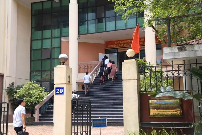 Các cán bộ ở Hà Nội đi 