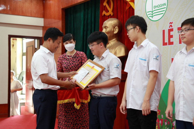 Ông Lê Quân-Giám đốc Đại học Quốc gia Hà Nội trao bằng khen và phần thưởng cho các chàng trai 
