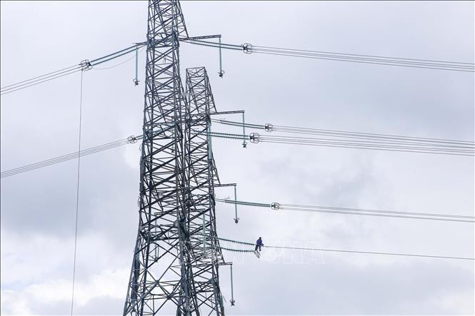 Những trụ cột cuối cùng của đường dây 500kV mạch 3 đoạn qua Đà Nẵng đang được khẩn trương thi công. Ảnh tư liệu: Trần Lê Lâm/TTXVN Những trụ cột cuối cùng của đường dây 500kV mạch 3 đoạn qua Đà Nẵng đang được khẩn trương thi công. Ảnh tư liệu: Trần Lê Lâm/TTXVN