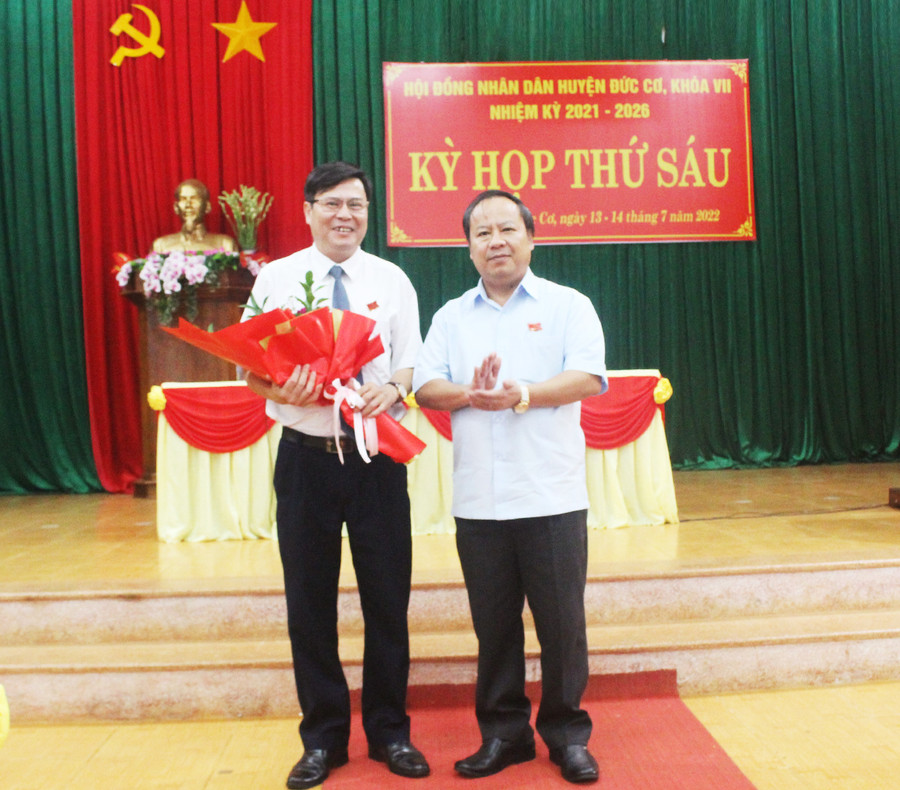  Đồng chí Châu Ngọc Tuấn-Phó Bí thư thường trực Tỉnh ủy, tặng hoa cho ông Phạm Văn Cường-Chủ tịch HĐND huyện. Ảnh: Lê Văn Châu