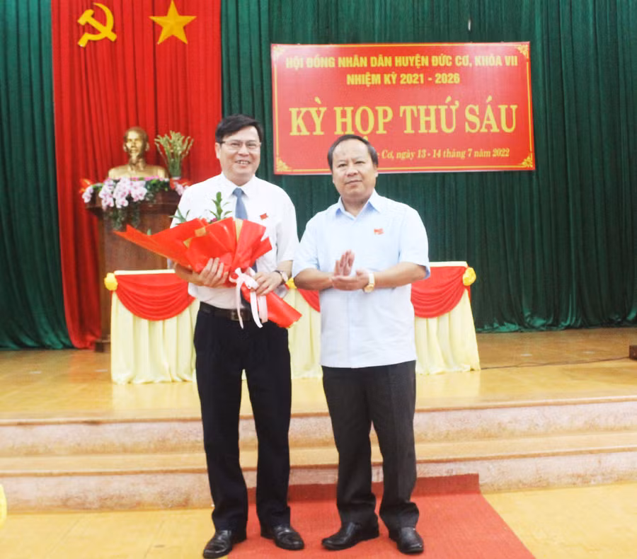  Đồng chí Châu Ngọc Tuấn-Phó Bí thư thường trực Tỉnh ủy, tặng hoa cho ông Phạm Văn Cường-Chủ tịch HĐND huyện. Ảnh: Lê Văn Châu