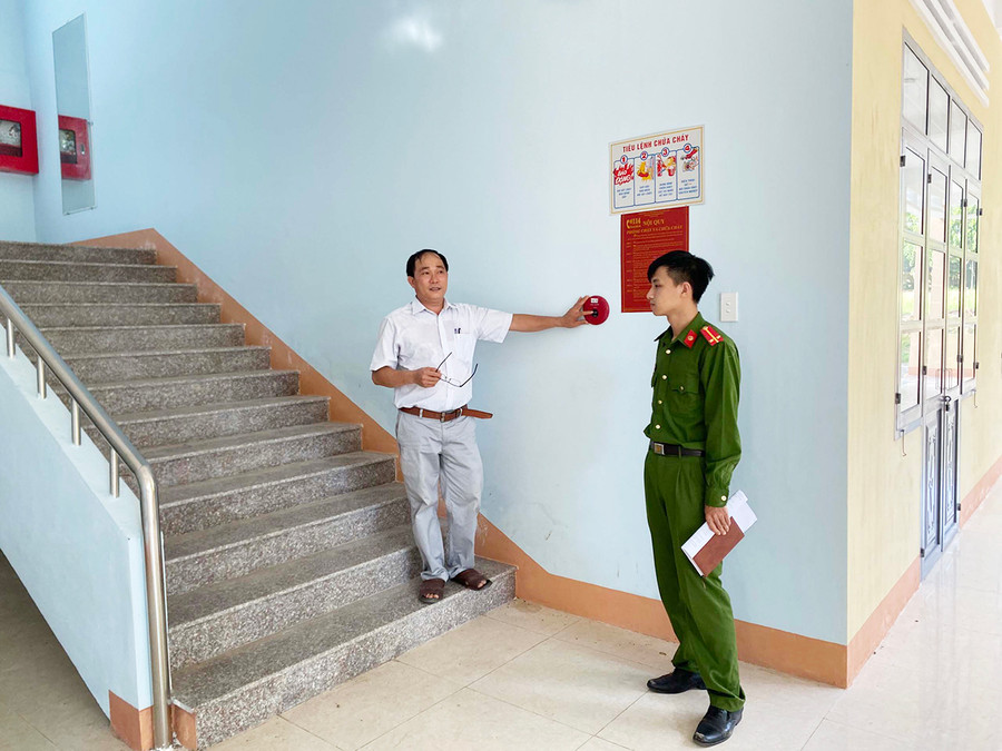 Lực lượng Cảnh sát phòng cháy chữa cháy và cứu nạn cứu hộ kiểm tra tại điểm thi Trường THPT Lý Thường Kiệt (thị xã Ayun Pa). Ảnh: Văn Tây Lực lượng Cảnh sát PCCC-CNCH kiểm tra tại điểm thi Trường THPT Lý Thường Kiệt (thị xã Ayun Pa). Ảnh: Văn Tây