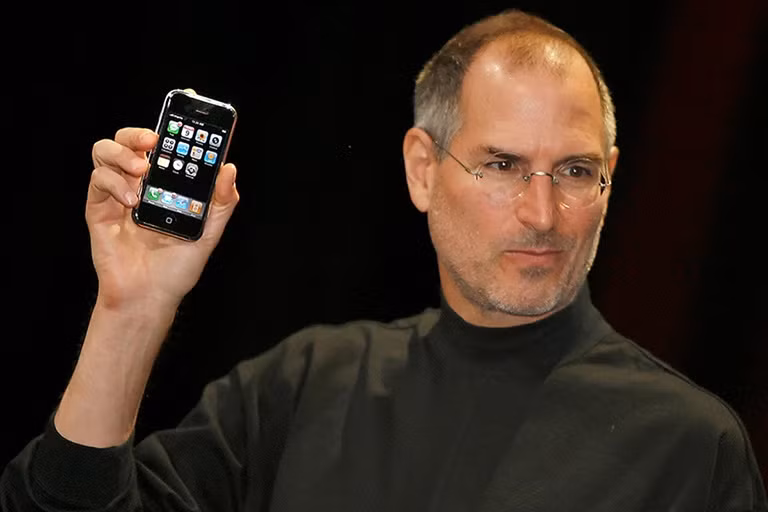 iPhone gốc ra mắt vào năm 2007 bởi Steve Jobs đã gây ngạc nhiên cho cộng đồng công nghệ. Ảnh: AFP iPhone gốc ra mắt vào năm 2007 bởi Steve Jobs đã gây ngạc nhiên cho cộng đồng công nghệ. Ảnh: AFP