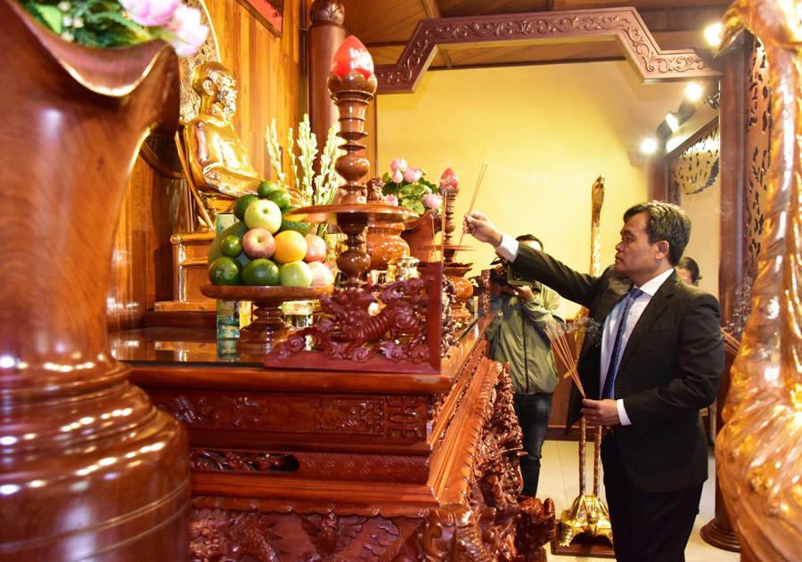 Đồng chí Hồ Văn Niên-Ủy viên Ban Chấp hành Trung ương Đảng, Bí thư Tỉnh ủy, Chủ tịch HĐND tỉnh dâng hương tại nơi thờ Bác Hồ trong khuôn viên Bảo tàng tỉnh