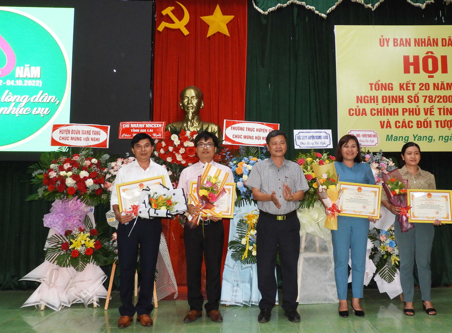 Các tập thể và cá nhân được khen thưởng về thành tích xuất sắc trong 20 năm triển khai thực hiện nghị định 78/2002/NĐ-CP của Chính phủ về tín dụng đối với người nghèo và các đối tượng chính sách khác. Ảnh: Thanh Nhật