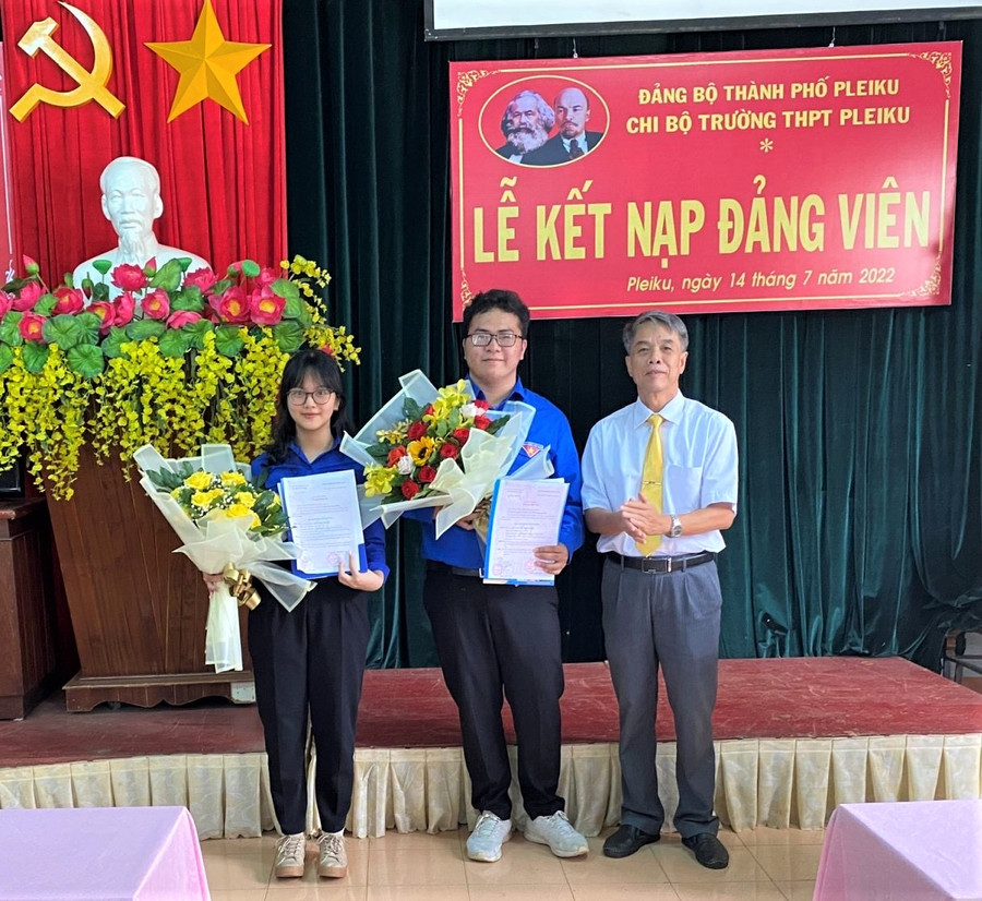 2 học sinh Trường THPT Pleiku được kết nạp Đảng ảnh 1 Hai em học sinh được kết nạp Đảng. Ảnh: Hà Đức Thành
