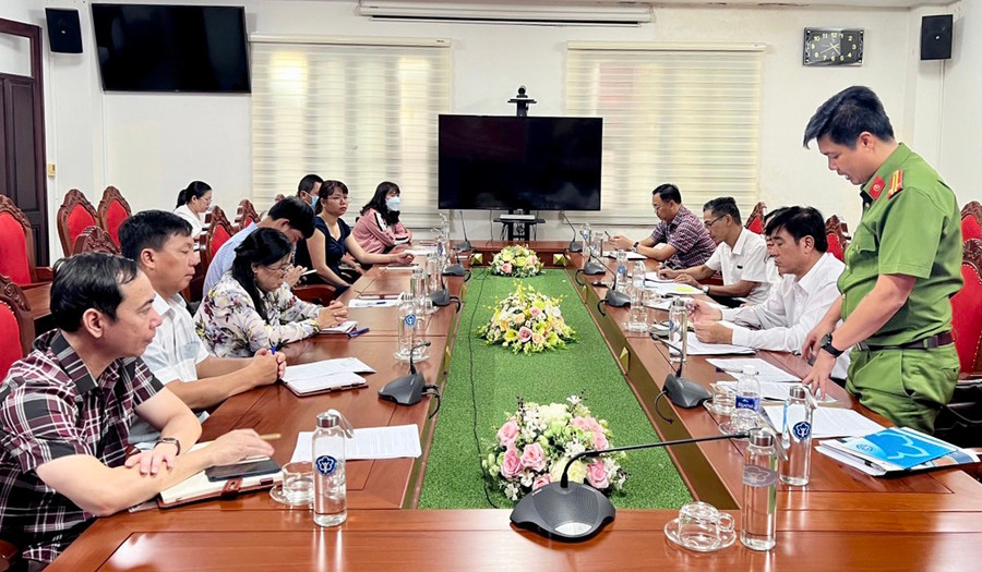 Trong tháng 6-2022, BHXH tỉnh cùng Công an tỉnh đã mời 16 đơn vị làm việc để làm rõ tình hình nợ đọng BHXH, BHYT, BHTN. Ảnh: Như Nguyện Trong tháng 6-2022, BHXH tỉnh cùng Công an tỉnh đã mời 16 đơn vị làm việc để làm rõ tình hình nợ đọng BHXH, BHYT, BHTN. Ảnh: Như Nguyện