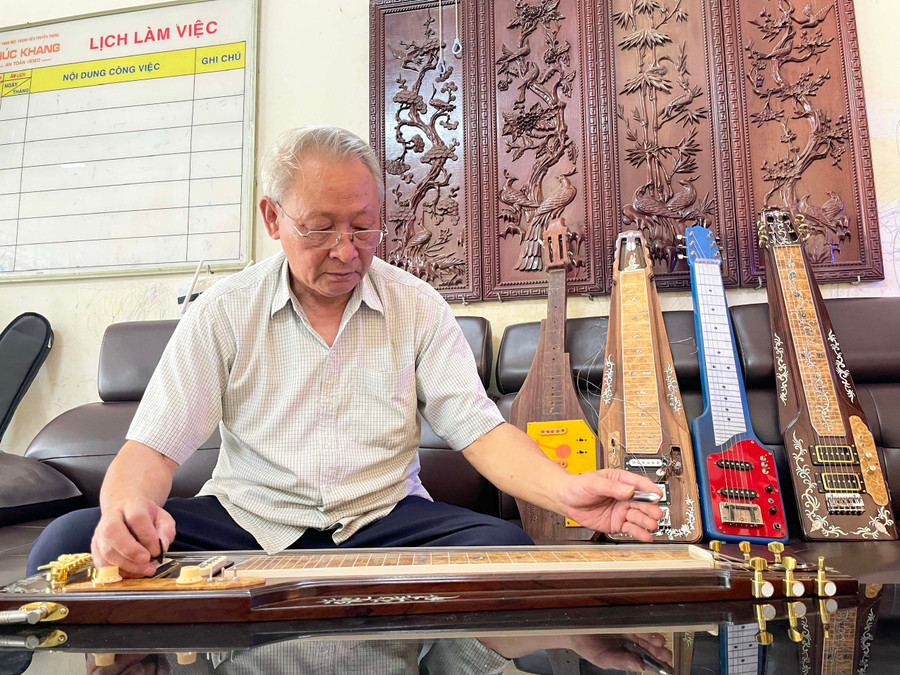 Ông Lê Văn An bên chiếc Hạ uy cầm. Ảnh: Phương Duyên
