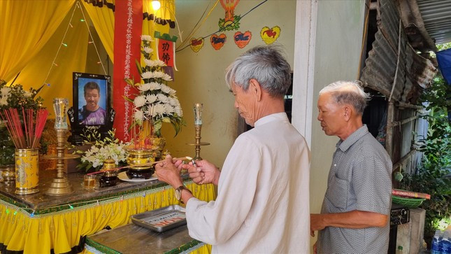 Người dân gần xa tới tiễn biệt ông Hùng. Ảnh: Thanh Trần Người dân gần xa tới tiễn biệt ông Hùng Ảnh: Thanh Trần