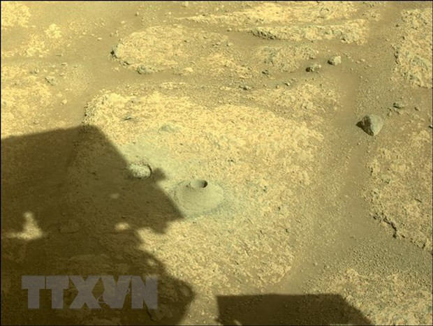 Tàu thám hiểm sao Hỏa Perseverance khoan lỗ vào nền của miệng núi lửa Jezero để lấy mẫu đá, ngày 6/8/2021. Ảnh: AFP/TTXVN