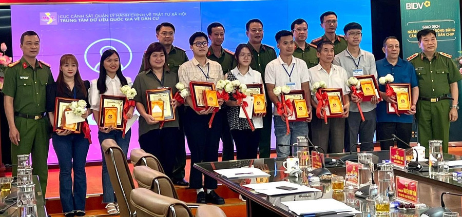 10 công dân đầu tiên được cấp tài khoản định danh điện tử. Ảnh: Nguyễn Nam 10 công dân đầu tiên được cấp tài khoản định danh điện tử. Ảnh: Nguyễn Nam