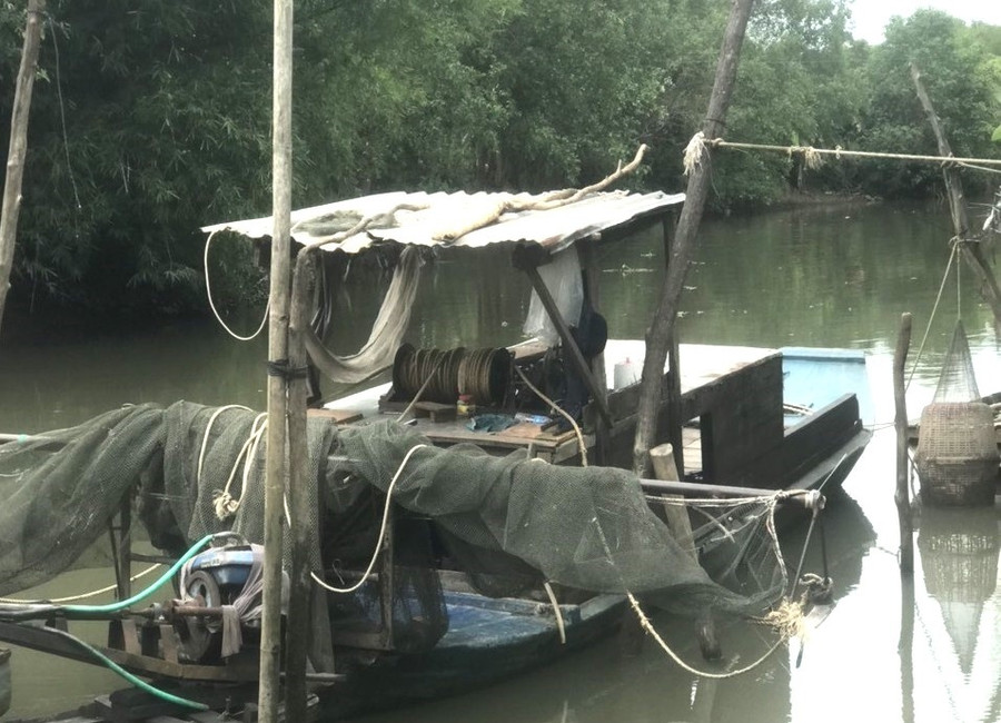 Trong lúc dùng chiếc ghe (trong ảnh) cào lưới bắt cá trên sông Hậu, anh Đặng Văn Trác, ngụ xã Vĩnh Thới, H.Lai Vung đã phát hiện mặt trống đồng, sau đó bàn giao cho Bảo tàng Đồng Tháp. Ảnh: BTĐT Trong lúc dùng chiếc ghe (trong ảnh) cào lưới bắt cá trên sông Hậu, anh Đặng Văn Trác, ngụ xã Vĩnh Thới, H.Lai Vung đã phát hiện mặt trống đồng, sau đó bàn giao cho Bảo tàng Đồng Tháp. Ảnh: BTĐT