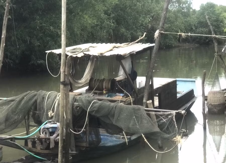 Trong lúc dùng chiếc ghe (trong ảnh) cào lưới bắt cá trên sông Hậu, anh Đặng Văn Trác, ngụ xã Vĩnh Thới, H.Lai Vung đã phát hiện mặt trống đồng, sau đó bàn giao cho Bảo tàng Đồng Tháp. Ảnh: BTĐT