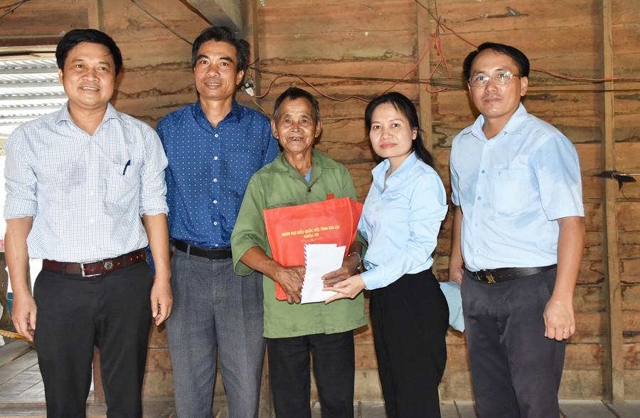 Phó Trưởng đoàn đại biểu Quốc hội tỉnh Siu Hương tặng quà cho ông Rơ Ô Blia (bệnh binh, buôn Ia Rnho). Ảnh: Hà Phương Đoàn tặng quà cho ông Rơ Ô Blia (bệnh binh, buôn Ia Rnho). Ảnh: Hà Phương