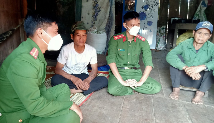 Cán bộ Công an huyện Kbang tranh thủ người có uy tín làng Sơ Lam, xã Krong trong hoạt động tuyên truyền pháp luật đến với người dân. Ảnh: Hạ Vy Cán bộ Công an huyện Kbang tranh thủ người có uy tín làng Sơ Lam, xã Krong trong hoạt động tuyên truyền pháp luật đến với người dân. Ảnh: Hạ Vy