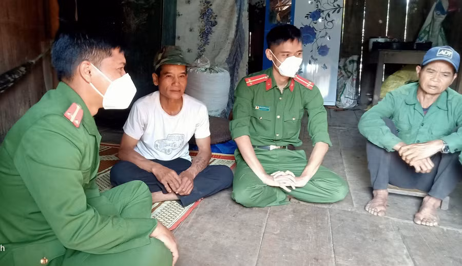 Cán bộ Công an huyện Kbang tranh thủ người có uy tín làng Sơ Lam, xã Krong trong hoạt động tuyên truyền pháp luật đến với người dân. Ảnh: Hạ Vy