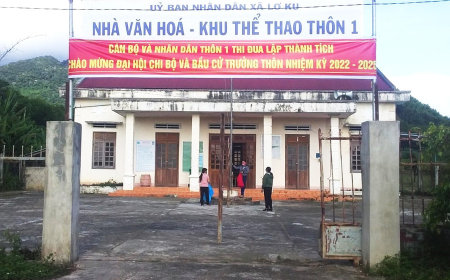 Ngày 13-7, người dân thôn 1 (xã Lơ Ku, huyện Kbang) tham gia bỏ phiếu bầu trưởng thôn. Ảnh Ngọc Minh 