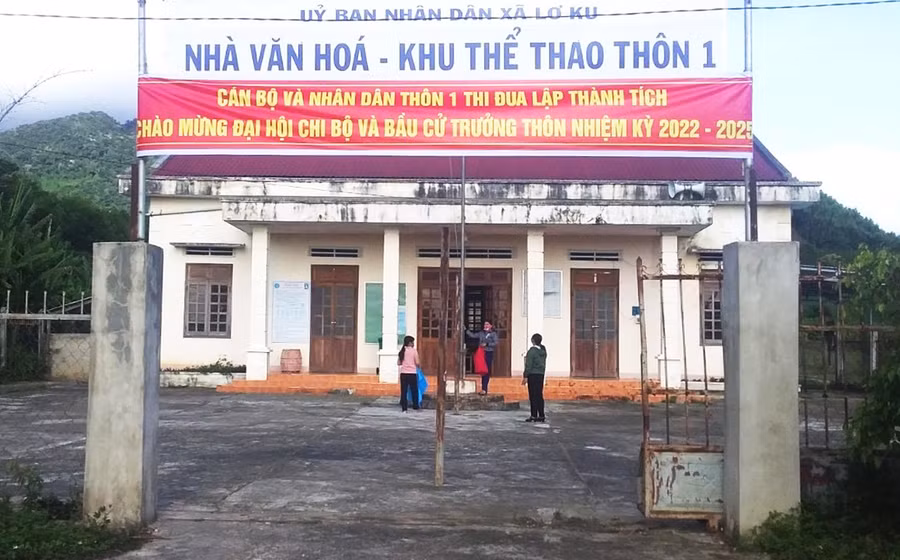 Ngày 13-7, người dân thôn 1 (xã Lơ Ku, huyện Kbang) tham gia bỏ phiếu bầu trưởng thôn. Ảnh Ngọc Minh 