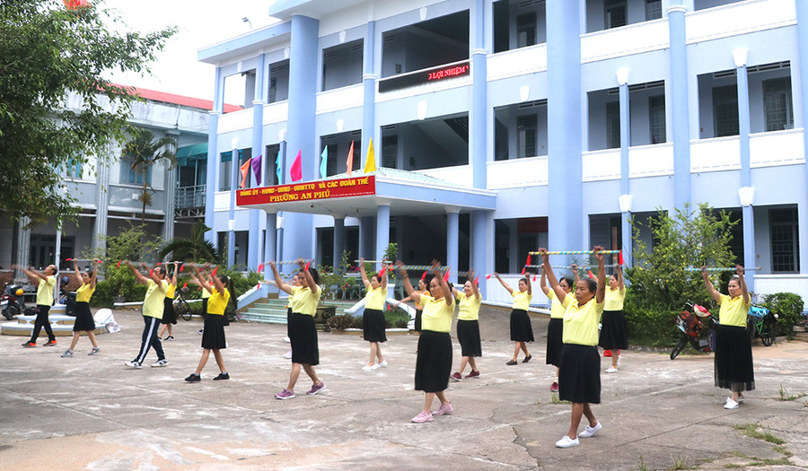 Hội viên Hội NCT phường An Phú (thị xã An Khê) tập thể dục dưỡng sinh để nâng cao sức khỏe. Ảnh: Ngọc Minh Hội viên Hội NCT phường An Phú tập thể dục dưỡng sinh để nâng cao sức khỏe. Ảnh: Ngọc Minh