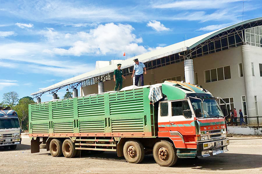  Xe vận chuyển hàng hóa qua khu vực Cửa khẩu Quốc tế Lệ Thanh. Ảnh: Hà Duy
