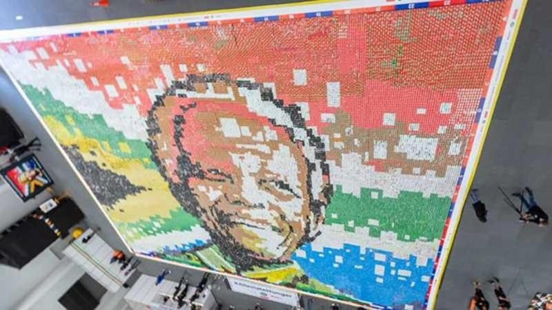 Bức tranh cựu Tổng thống Mandela được xếp từ hàng chục ngàn lon thực phẩm. Ảnh nguồn TTXVN
