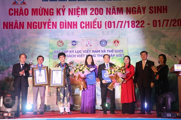 Công bố và trao xác lập kỷ lục Thế giới đối với quyển sách thư pháp “Nguyễn Đình Chiểu thi tuyển.” (Ảnh: Chương Đài/TTXVN)