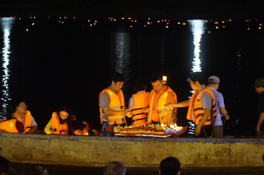  Du khách được trải nghiệm thả hoa đăng trên sông Thạch Hãn. Ảnh: NGUYỄN PHÚC