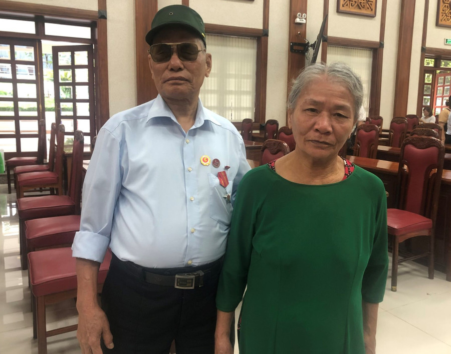 Vợ chồng ông Điền ở lễ trao quyết định nhận phụng dưỡng suốt đời các thân nhân liệt sĩ, người có công với cách mạng chiều 23-7. Ảnh: Anh Huy