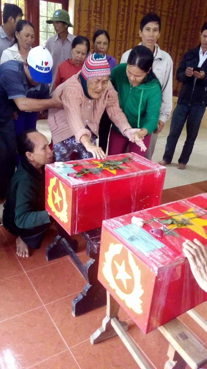 Mẹ liệt sĩ nghẹn ngào khi nhận hài cốt của con. Ảnh: Nhân vật cung cấp