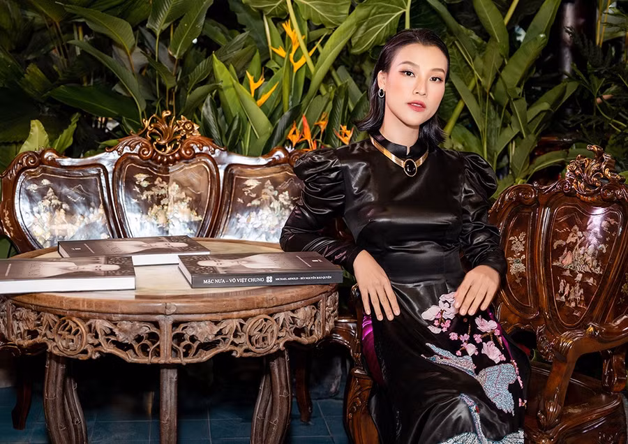 Á hậu Hoàng Oanh sang trọng với lụa Lãnh Mỹ A