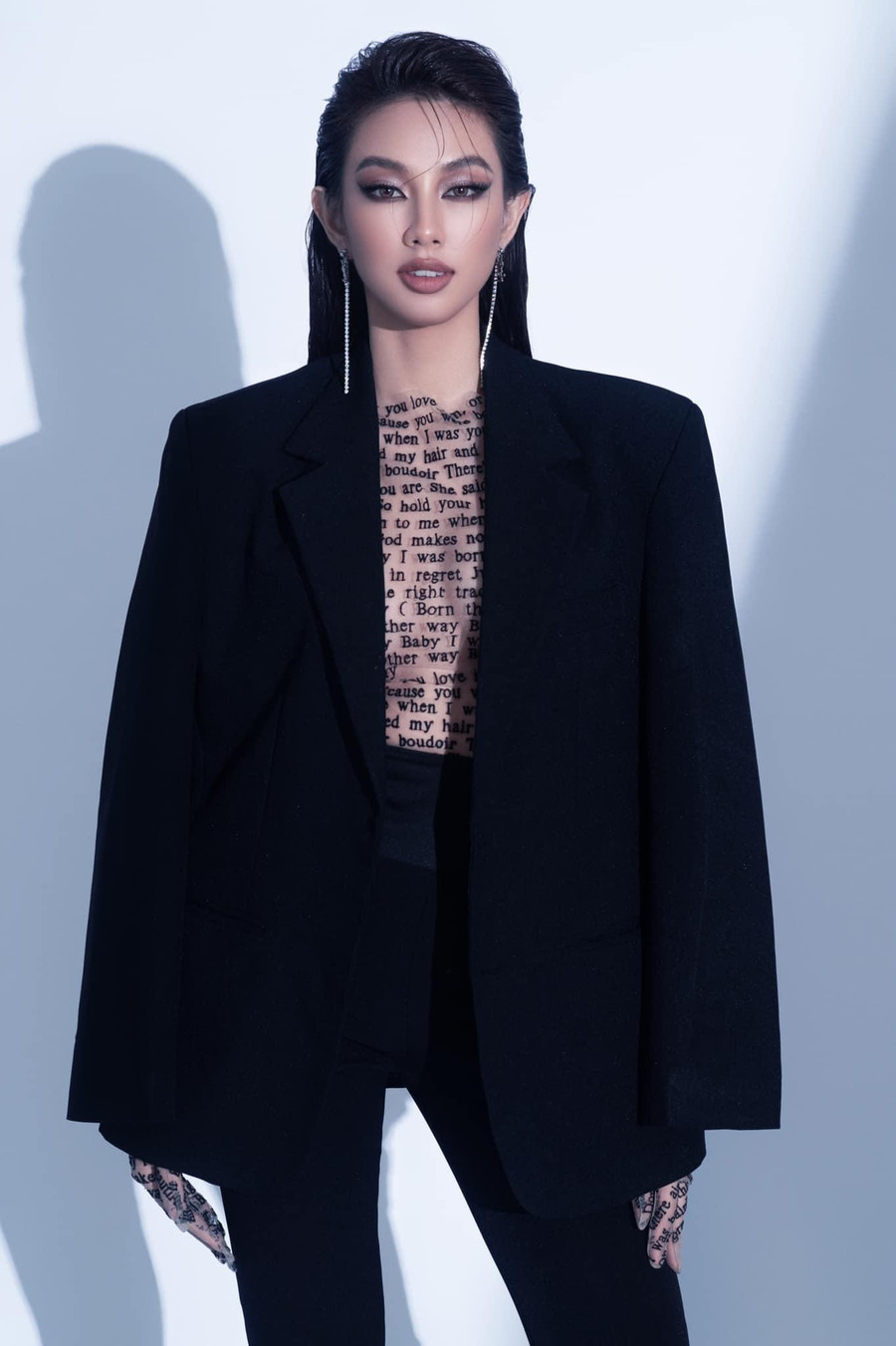 Chiếc áo xuyên thấu này trước đó cũng từng được Hoa hậu Thuỳ Tiên mặc trước đó trong một bộ ảnh thời trang sau khi đăng quang.