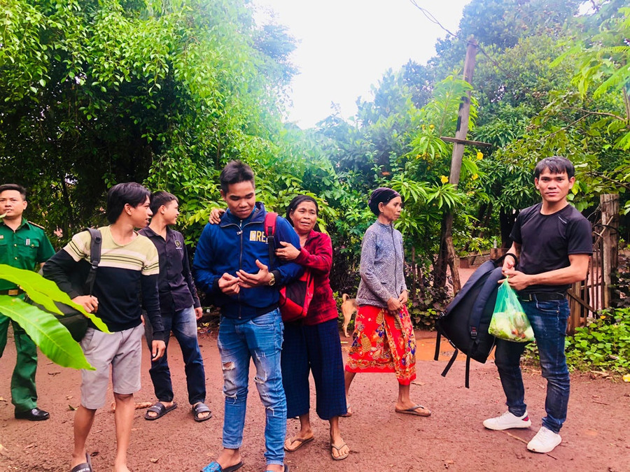 Người làng vui mừng đón những nạn nhân trở về. Ảnh: Trần Hiếu