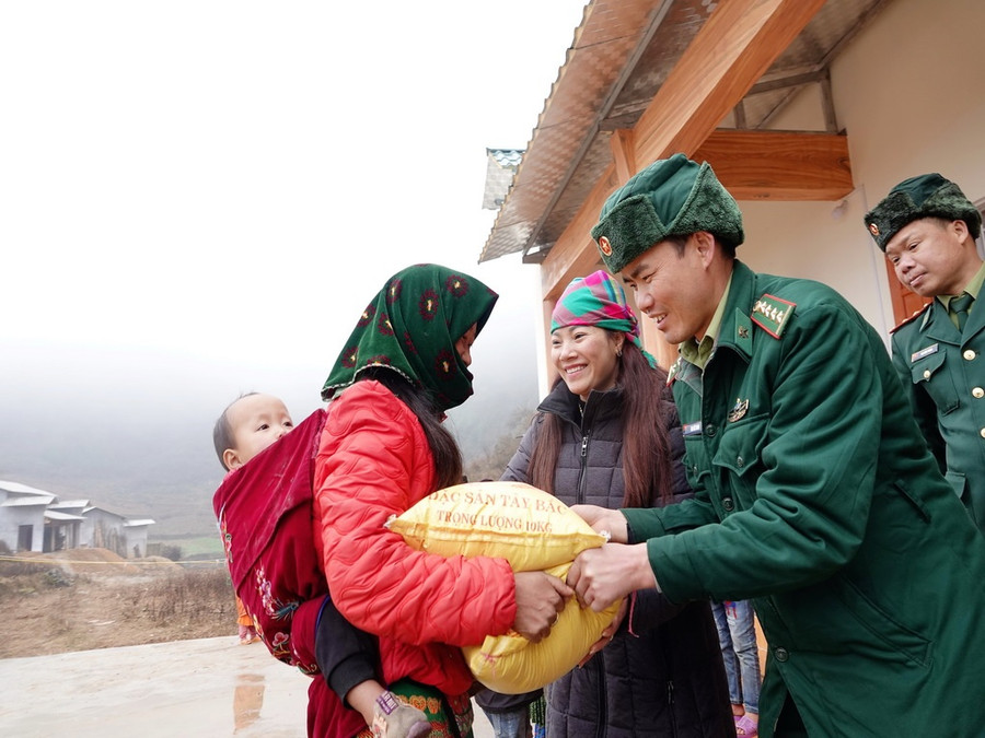 BĐBP Hà Giang tặng gạo cho bà con dân tộc thiểu số khu vực biên giới Khó Trư (X.Phố Cáo, H.Đồng Văn, Hà Giang). Ảnh: Mai Thanh Hải