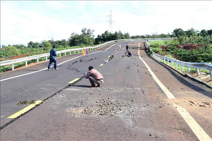 Đường Hồ Chí Minh đoạn tránh qua huyện Chư Sê. Ảnh TTXVN Đường tránh huyện Chư Sê. Ảnh TTXVN