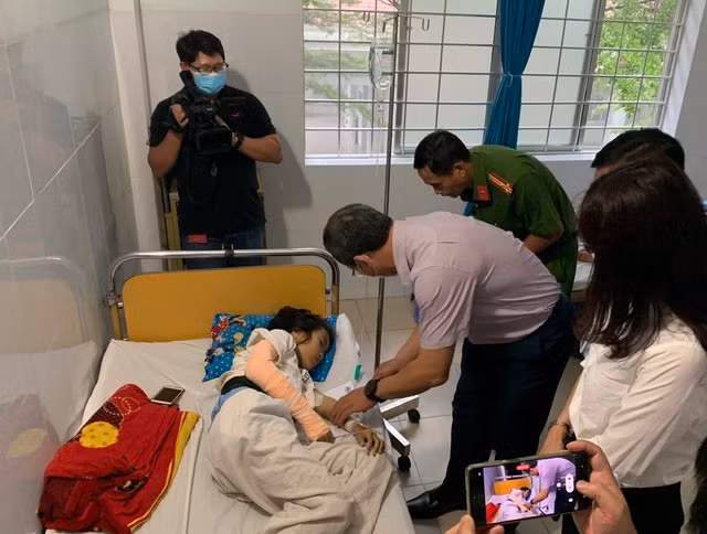 Ông Khuất Việt Hùng ân cần thăm hỏi các nạn nhân trong vụ tai nạn giao thông đặc biệt nghiêm trọng. Ảnh nguồn Sức khỏe và Đời sốngKhuâ