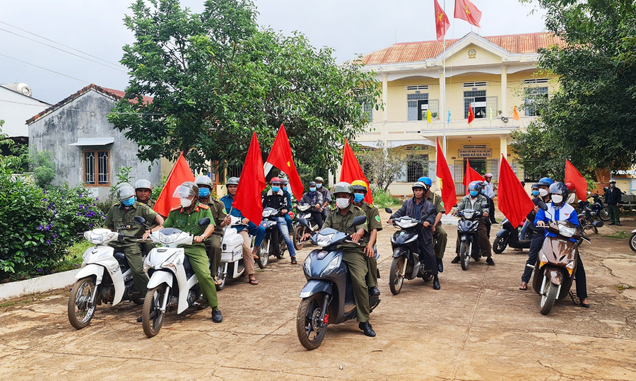  Lực lượng Công an và đoàn viên, thanh niên xã Hà Bầu (huyện Đak Đoa) ra quân tuyên truyền pháp luật về trật tự an toàn giao thông, phòng-chống tội phạm. Ảnh: RÔ PRIN