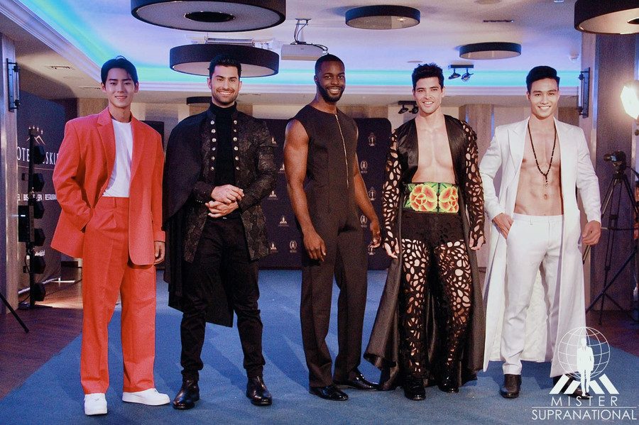 Các thí sinh chiến thắng phần thi phụ Top Model. Ảnh: Nguyễn Dương Các thí sinh chiến thắng phần thi phụ Top Model. Ảnh: Nguyễn Dương