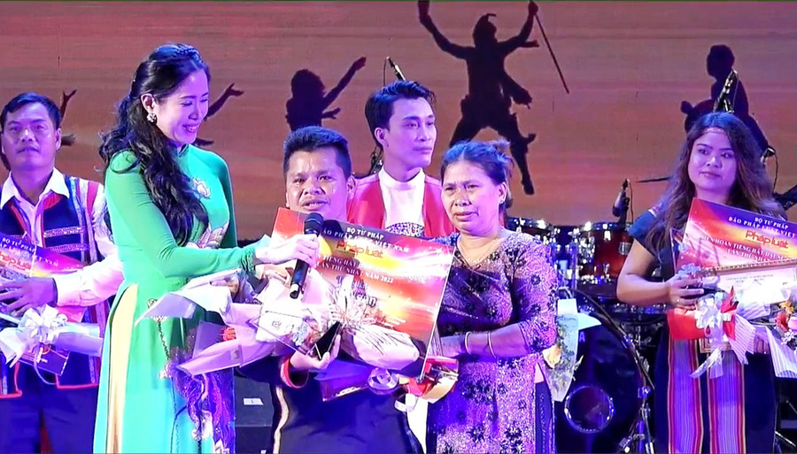  Giọng ca trẻ Ksor Sơn tri ân gia đình, khán giả sau khi xuất sắc giành giải nhất cuộc thi. Ảnh: Hoàng Ngọc